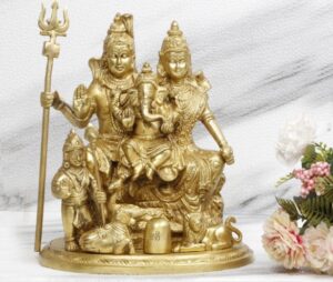 भगवान शिव और माता पार्वती की मूर्ति